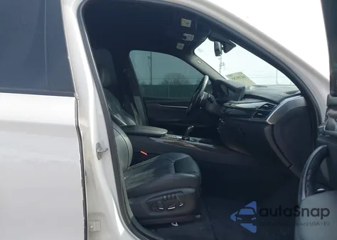 2015 BMW X5 xDrive50I z USA, uszkodzony, nr VIN 5UXKR6C57F0J75782